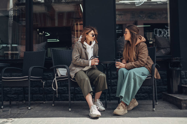 Retrato de dos chicas de moda, Mejores amigos al aire libre, Almuerzo para tomar café
 - Foto, imagen