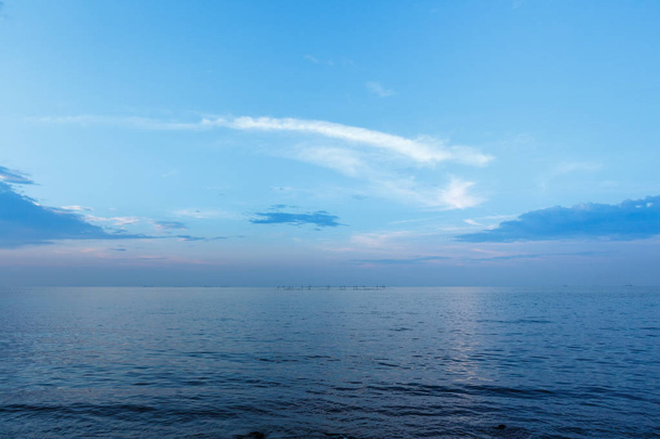 Pobřeží moře v paprscích zapadajícího slunce - Fotografie, Obrázek