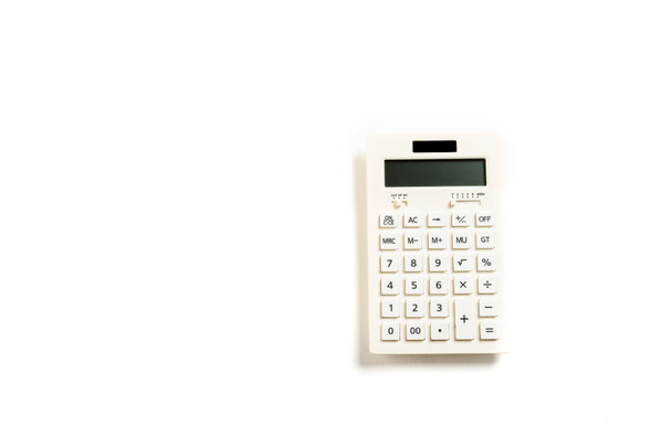 vista dall'alto della calcolatrice moderna con pulsanti sul bianco
  - Foto, immagini