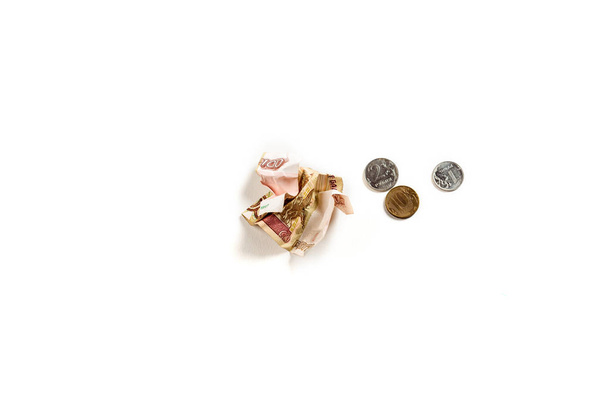 з видом на срібні монети біля зім'ятих російських грошей, ізольованих на білому  - Фото, зображення