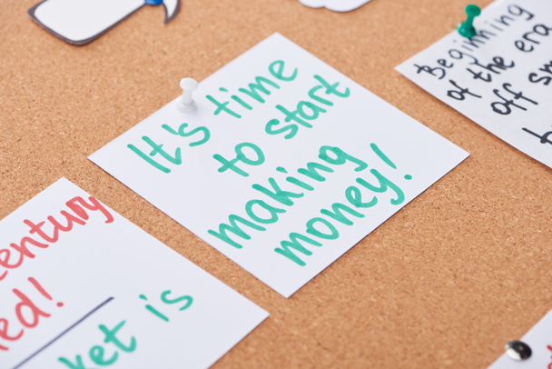 paper card with work motivation message pinned on cork office board - 写真・画像