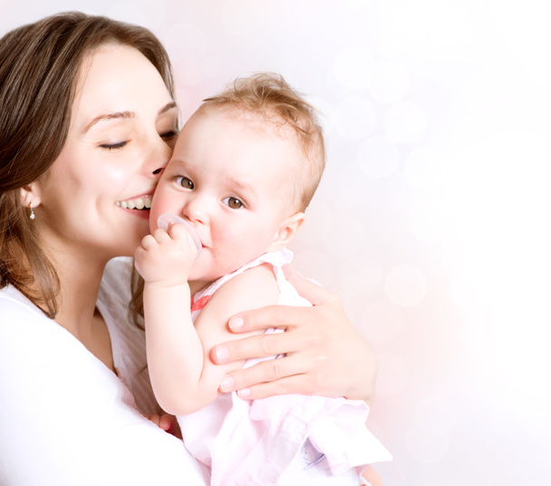 母親と赤ちゃんのキスと抱擁。幸せな家族 - 写真・画像