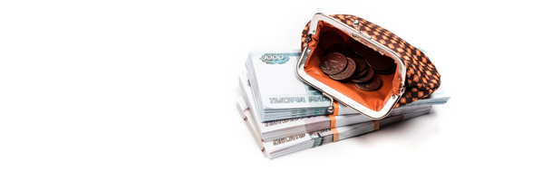 白で隔離されたロシアのお金にコインとヴィンテージ格子状の財布のパノラマショット  - 写真・画像