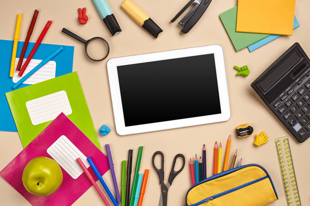 Pose plate photo de bureau avec accessoires scolaires ou fournitures de bureau sur fond rose
. - Photo, image
