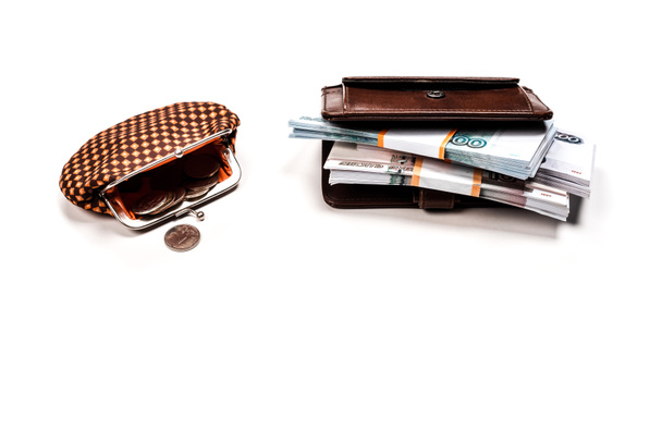 vintage plaid et portefeuilles en cuir avec des pièces de monnaie près de l'argent russe sur blanc
  - Photo, image