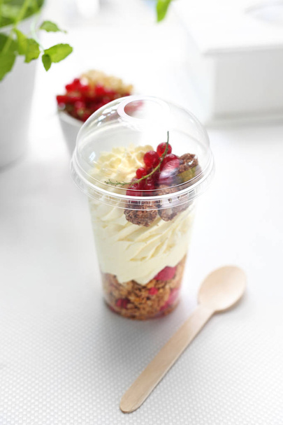 Yogurt with whipped cream, fruit and granola. Dietetic catering. - Foto, Imagen