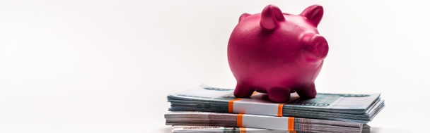 tiro panorâmico do banco piggy rosa em pilhas com dinheiro russo isolado no branco
  - Foto, Imagem
