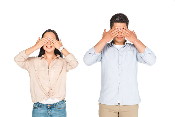 jonge man en vrouw zien geen kwaad gebaren geïsoleerd op wit - Foto, afbeelding
