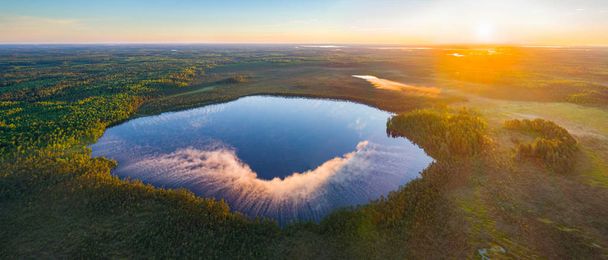 Озеро на болоті
 - Фото, зображення