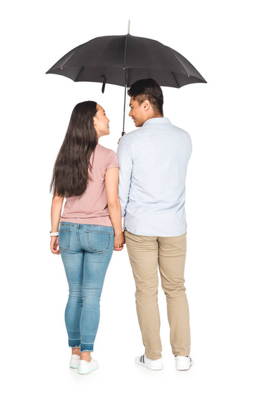 jeune couple asiatique debout sous parapluie et tenant la main sur fond blanc
 - Photo, image