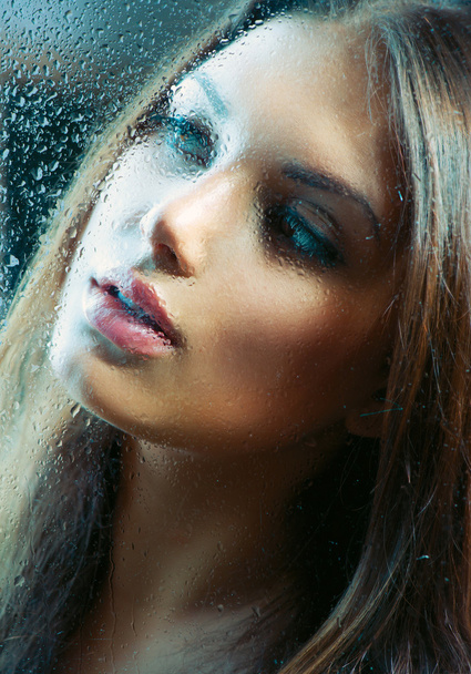 Portrait of Beauty Girl behind the Wet Glass - Φωτογραφία, εικόνα