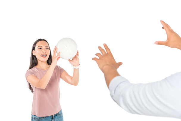 vágott kilátás az ember játszik röplabda a attractiive ázsiai lány elszigetelt fehér - Fotó, kép