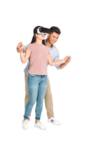 alegre asiático hombre cogido de la mano de novia usando virtual realidad auricular en blanco fondo
 - Foto, Imagen