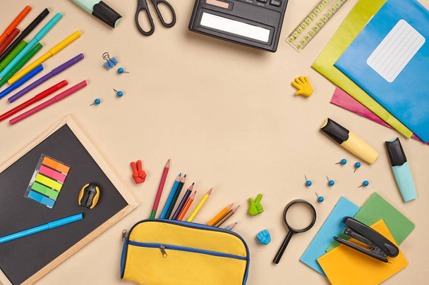Pose plate photo de bureau avec accessoires scolaires ou fournitures de bureau sur fond rose
. - Photo, image