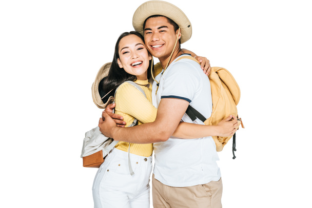 feliz asiático casal abraçando enquanto sorrindo para câmera isolado no branco
 - Foto, Imagem