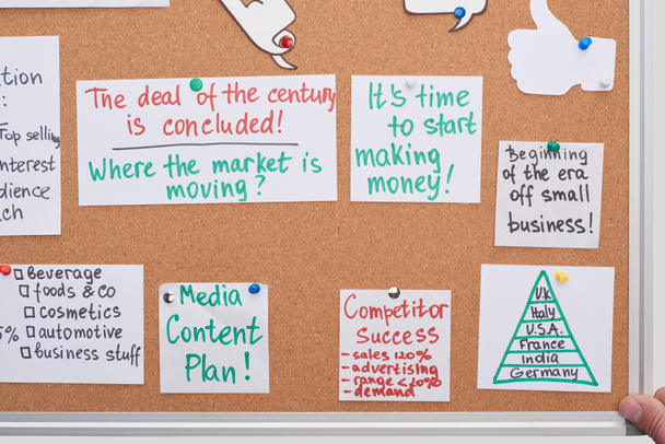 top view of cards with work plan notes pinned on office cork board - 写真・画像