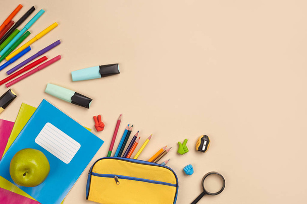 Foto di posa piatta di scrivania con accessori scolastici o forniture per ufficio su sfondo rosa
. - Foto, immagini