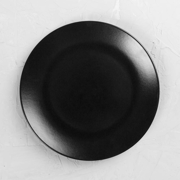 Plaque ronde noire sur fond en bois, vue de dessus, espace de copie
 - Photo, image