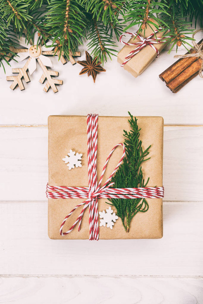 Різдвяний фон з ялинкою та подарунковою коробкою на дерев'яному столі. Вид зверху з пробілом для копіювання вашого дизайну. Тонований
 - Фото, зображення