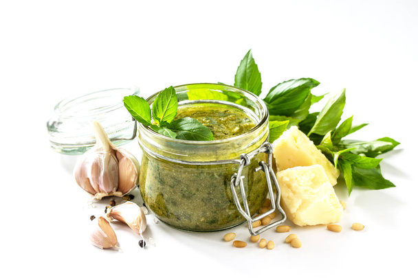 Zdrowe dania kuchni włoskiej. Zielony sos pesto na białym b - Zdjęcie, obraz