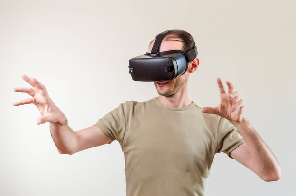 Человек изучает современные технологии виртуальной реальности с головой установлен дисплей на белом фоне
 - Фото, изображение