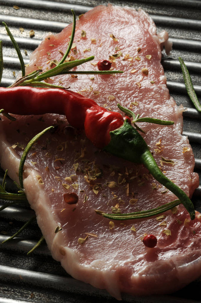 Filete de cerdo crudo con chile
 - Foto, imagen