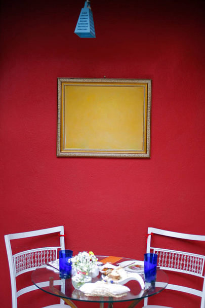 czerwona ściana i żółta ramka na ścianie - Zdjęcie, obraz