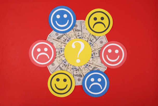 Позначка питання між усмішкою і сумною усмішкою на мандали-калейдоскопі від грошей
. - Фото, зображення