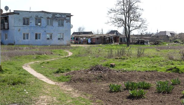 Σπίτια στην φτωχή γειτονιά όπου ζουν οι φτωχοί. Καταστροφή παλιών σπιτιών, σεισμών, οικονομικής κρίσης, εγκαταλελειμμένων σπιτιών. Ζώντας σε σπασμένο, άχρηστο σπίτι είναι το φτωχό τρίμηνο. Οδησσός, Ουκρανία, 2019 - Φωτογραφία, εικόνα