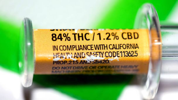 Seringa com óleo de cannabis CBD sobre fundo branco
 - Foto, Imagem