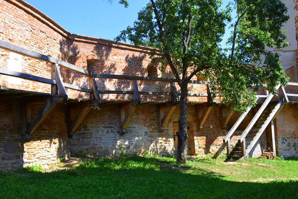 Versterkte middeleeuwse Saksische evangelische kerk in het dorp Alma VII (Almen) Transsylvanië, Roemenië. De nederzetting werd gesticht door de Saksische kolonisten in het midden van de 12e eeuw - Foto, afbeelding