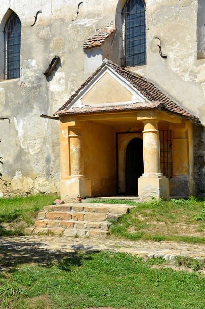 Opevněné středověké Saské evangelické kostely ve vesnici Alma VII (Almen), Rumunsko. Sídliště založili Saské kolonisty uprostřed 12. století - Fotografie, Obrázek
