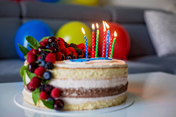 Pastel de cumpleaños de niños caseros con muchas frutas en la parte superior, cerezas
 - Foto, imagen