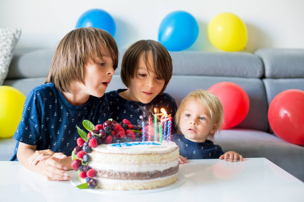 Όμορφο οκτάχρονο αγόρι και τα αδέλφια του με μπλε πουκάμισα, c - Φωτογραφία, εικόνα