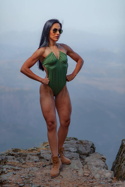 Fitness girl posing with a beautiful green - Foto, imagen