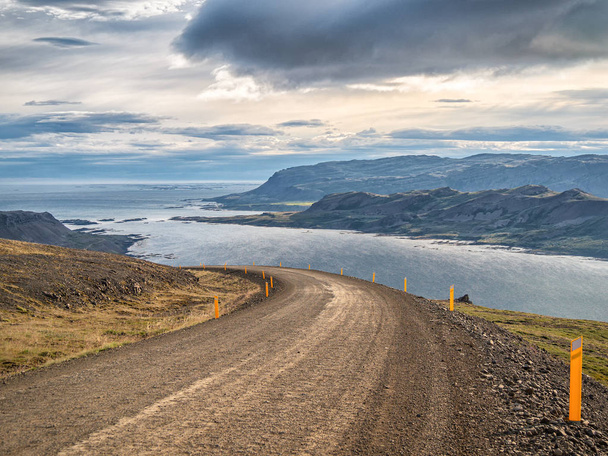 Hermosa vista verano de coche de viaje por carretera en Westfjords en Islandia
 - Foto, Imagen