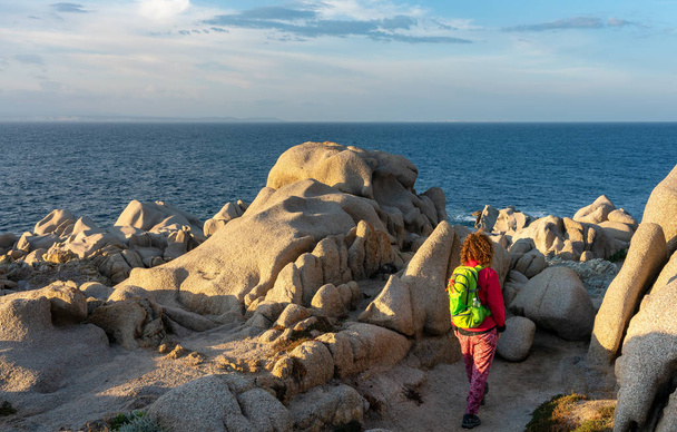 Poutník ve skalách Capo Testa na italském ostrově Sardinie - Fotografie, Obrázek