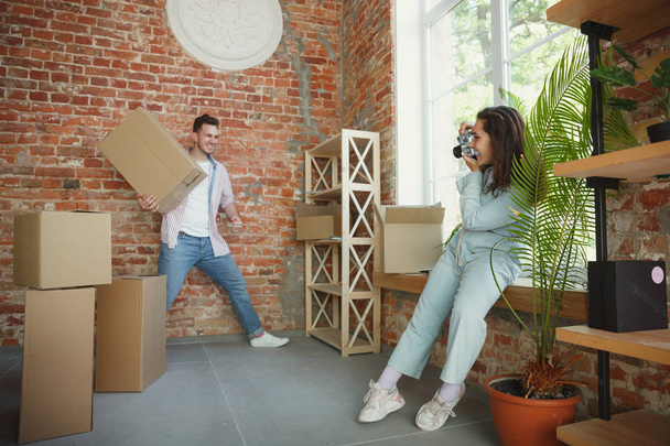 Young couple moved to a new house or apartment - 写真・画像