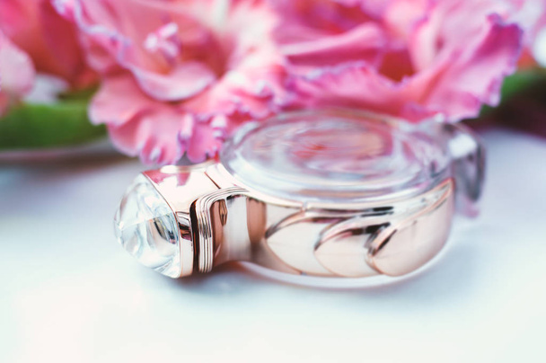Weibliches Parfüm mit rosa Blüten  - Foto, Bild