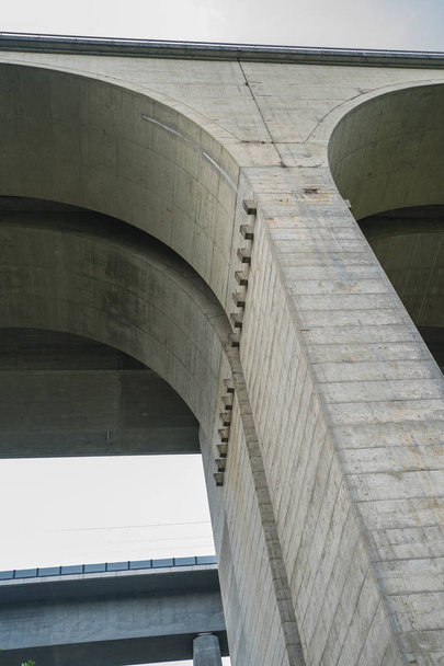 Wiedtalbruecke, betondan yapılmış bir otoban köprüsü. - Fotoğraf, Görsel