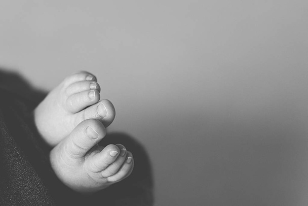 pieds du nouveau-né, doigts sur le pied, soins maternels, câlins amoureux et familiaux, tendresse
 - Photo, image