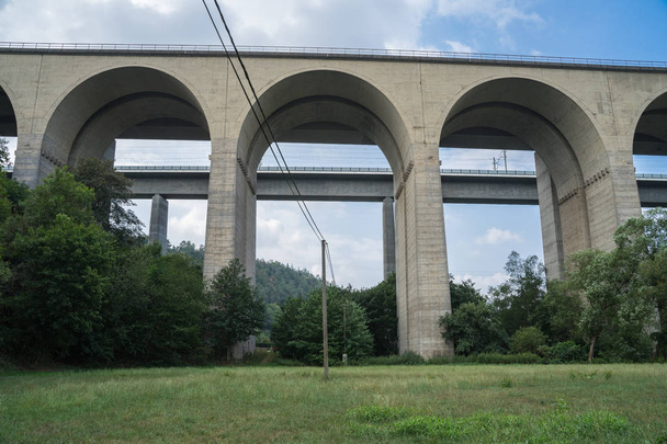 Wiedtalbruecke, betonista rakennettu autobahn silta
. - Valokuva, kuva