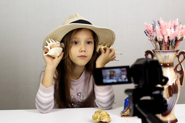 The child in front of the camera shows the shells - 写真・画像
