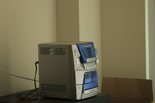 Урожай адіо та касетна стрічка гравець ізольовані на білому тлі
 - Фото, зображення