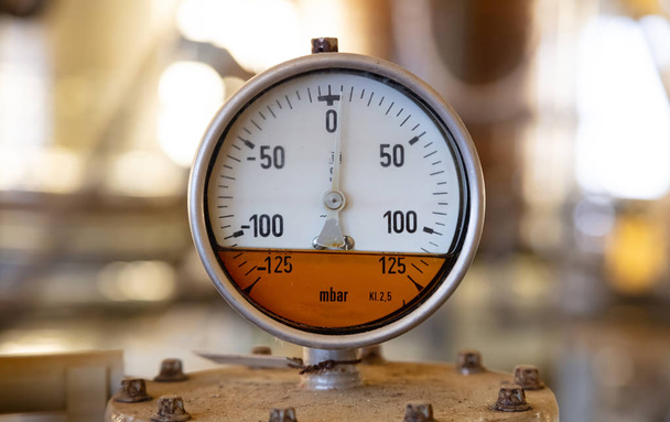 Contatori di gas industriali ad alta pressione, condotte e valvole su fondo sfocato
 - Foto, immagini