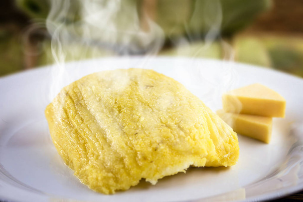 Curau oder süß nach heißem Pilz, mit Rauch nach dem Kochen. Süßkäse mit Mais aus Brasilien, typisch für die ländlichen Feste des Bundesstaates Minas Gerais und Goiais. Brasilianische regionale Lebensmittel. - Foto, Bild