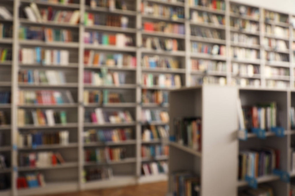 Vue floue de l'intérieur de la bibliothèque avec des bibliothèques
 - Photo, image