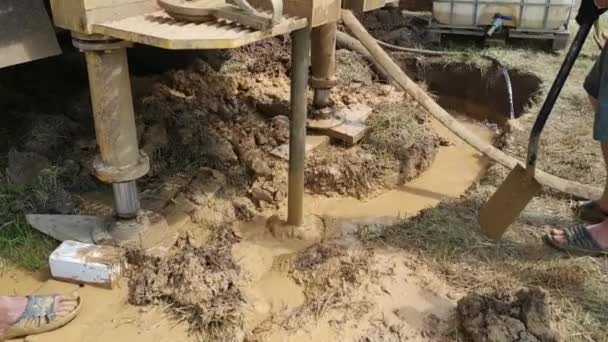 Perfuração de um poço de água em um equipamento de perfuração rural 2020
 - Filmagem, Vídeo