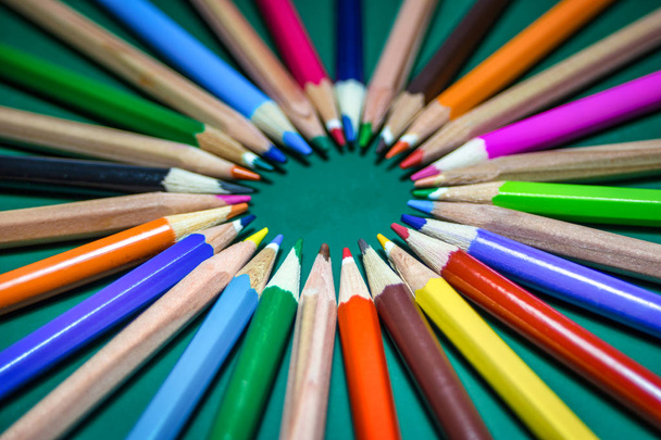 Muchos lápices de diferentes colores
 - Foto, imagen