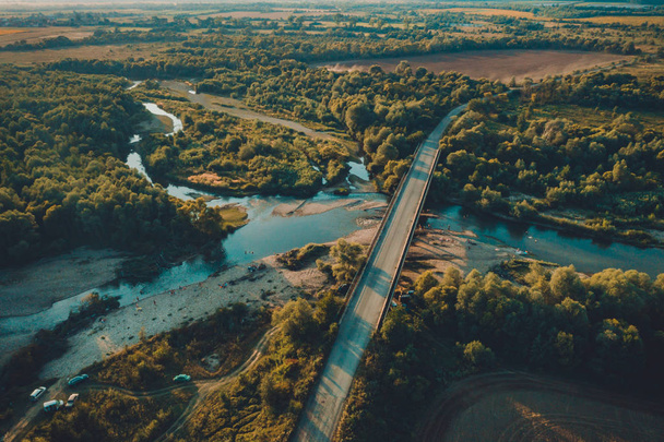 Paisaje rural de verano, vista aérea, Bosque y río desde el vuelo con drones
. - Foto, imagen